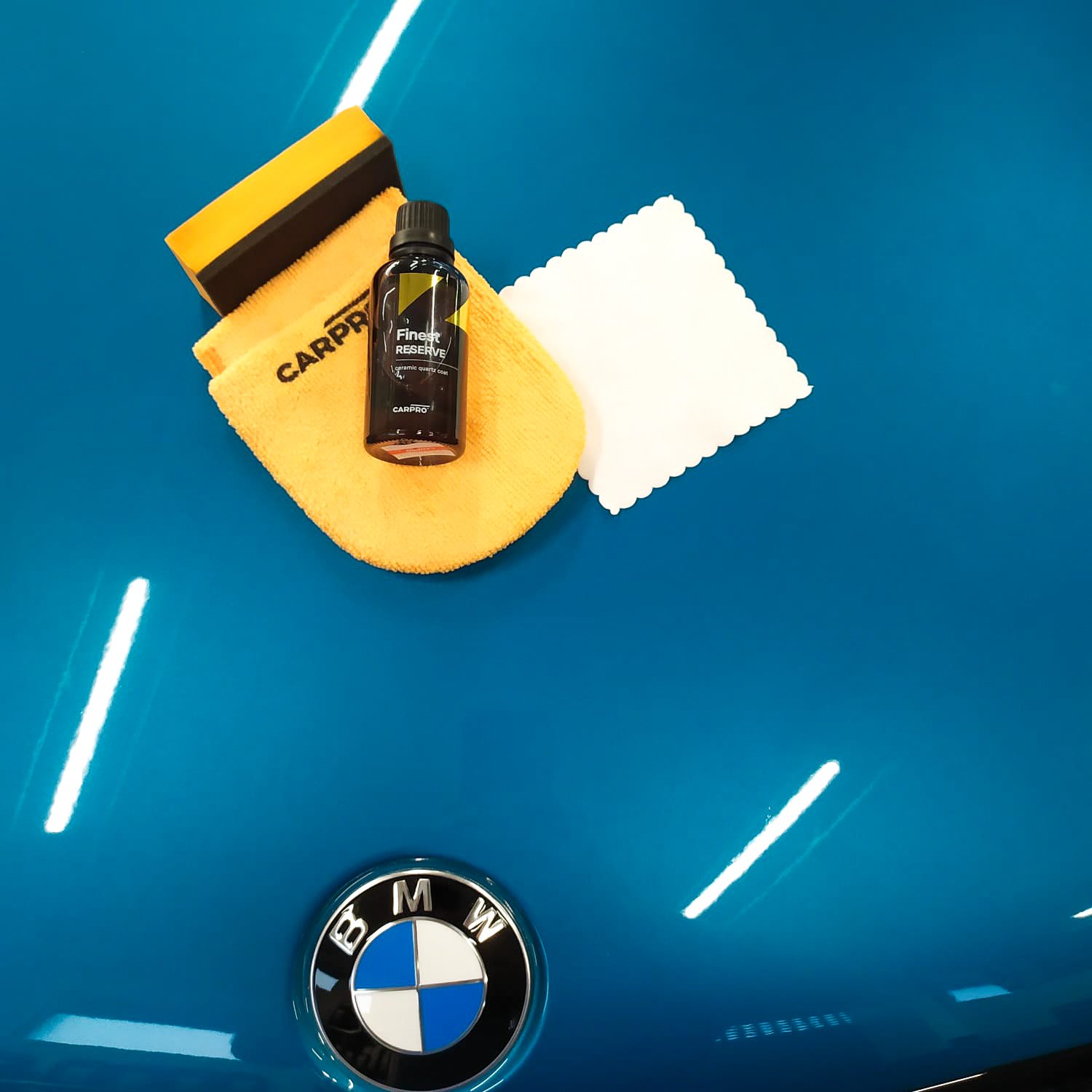 carpro finest reserve keramická ochrana na kapote modrého bmw