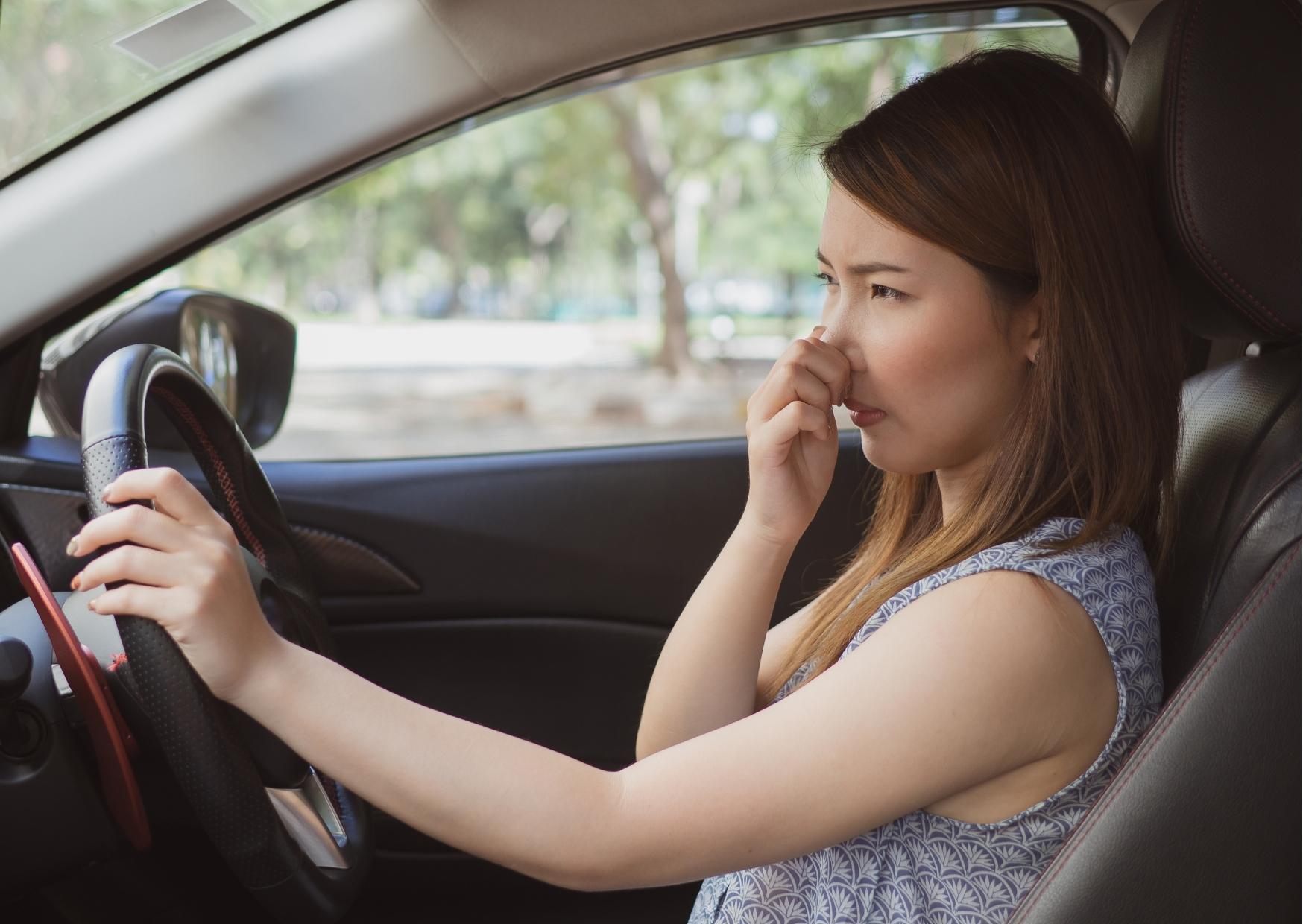 zápach v aute, čistenie interiéru, auto, zvratky