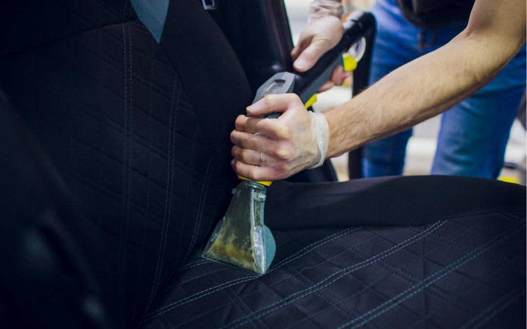Ako vyčistiť zvratky a zbaviť sa zápachu v aute