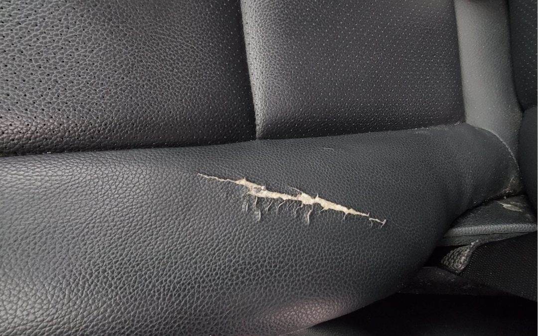 Popraskaná koža v aute: renovácia vs prečalúnenie